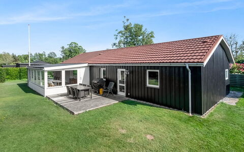 Mainart - 200M from the Sea: Legna, Casa, Portico, Deck, Latifoglie, Tetto, Color Legno, Pavimento In Legno, Eco Hotel