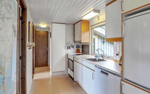 Ludewiga - 350M from the Sea: Legna, Pavimentazione, Interior Design, Soffitto, Controsoffitto, Cucina, Pavimento, Apparecchio Major, Elettrodomestico Da Cucina, Cabinetry