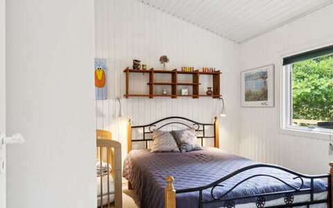 Reika - 1Km from the Sea: Camera Da Letto, Letto, Interior Design, Mobilia, Legna, Bedding, Lenzuolo, Soffitto, Pavimento, Pavimentazione