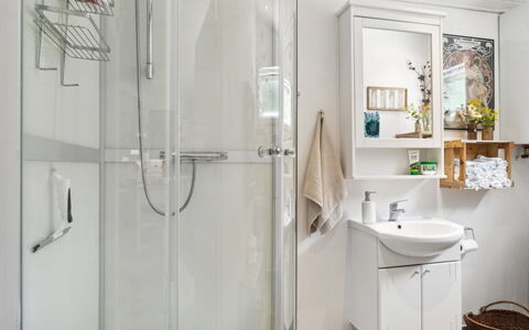 Reika - 1Km from the Sea: Bagno, Idraulico Fixture, Lavandino Del Bagno, Interior Design, Lavello, Pavimentazione, Pavimento, Mobiletto Del Bagno, Rubinetto, Idraulico