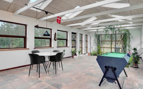 Toska: Pavimentazione, Parete, Pavimento, Interior Design, Legna, Soffitto, Pavimento In Legno, Illuminazione, Mobilia, Pavimento Laminato
