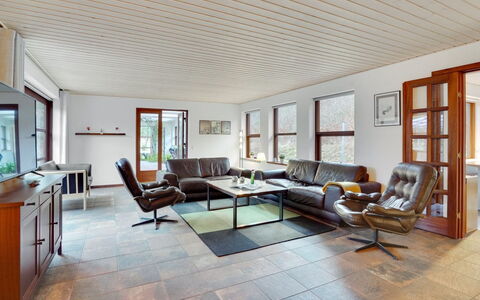 Toska: Pavimentazione, Parete, Pavimento, Interior Design, Legna, Soffitto, Pavimento In Legno, Illuminazione, Mobilia, Pavimento Laminato