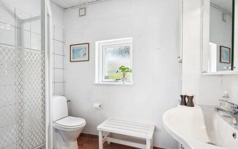 Annabeth - 300M to the Fjord: Pavimentazione, Idraulico Fixture, Pavimento, Interior Design, Bagno, Soffitto, Gabinetto, Idraulico, Lavello, Camera