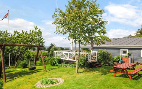 Annabeth - 300M to the Fjord: Arbusto, Giardino, Lotto, Prato, Shade, Backyard, Landscaping, Cortile, Villetta