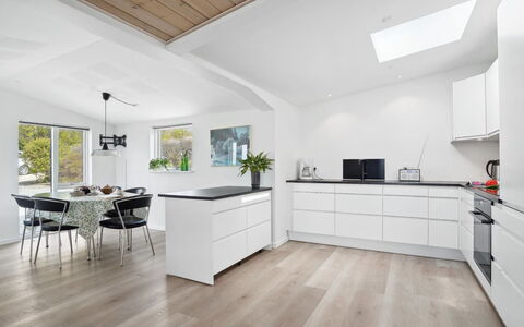 Annabeth - 300M to the Fjord: Pavimentazione, Mobilia, Interior Design, Cucina, Pavimento, Pavimento In Legno, Controsoffitto, Legna, Cabinetry, Soffitto