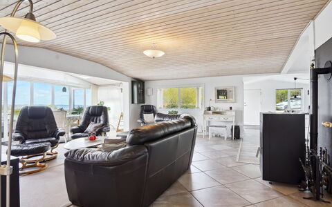 Annabeth - 300M to the Fjord: Interior Design, Pavimentazione, Soffitto, Legna, Divano, Mobilia, Pavimento, Soggiorno, Illuminazione, Casa