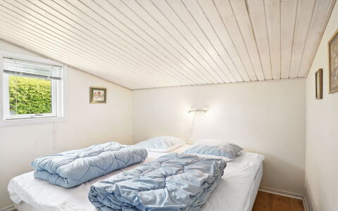Annabeth - 300M to the Fjord: Legna, Camera Da Letto, Soffitto, Letto, Pavimento, Interior Design, Pavimentazione, Lenzuolo, Bedding, Casa