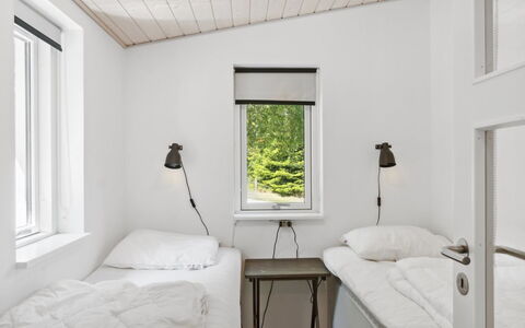 Self - 400M to the Fjord: Parete, Legna, Camera Da Letto, Letto, Soffitto, Interior Design, Pavimento, Bedding, Lenzuolo, Telaio Del Letto