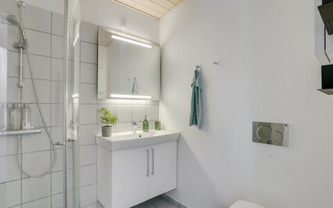 Self - 400M to the Fjord: Interior Design, Pavimentazione, Idraulico Fixture, Parete, Pavimento, Lavandino Del Bagno, Bagno, Soffitto, Lavello, Mobiletto Del Bagno