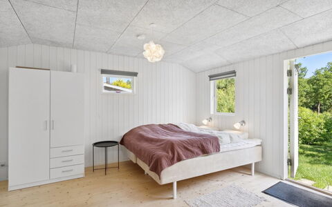 Self - 400M to the Fjord: Soffitto, Pavimento, Camera Da Letto, Camera, Pavimento In Legno, Bedding, Lampada, Latifoglie, Lenzuolo, Telaio Del Letto