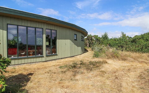 Bryndis - 300M from the Sea: Zona Residenziale, Tetto, Sobborgo, Driveway, Estate, Camino