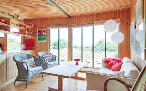 Bryndis - 300M from the Sea: Zona Residenziale, Tetto, Sobborgo, Driveway, Estate, Camino