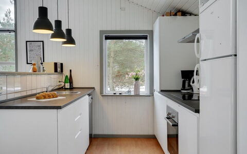 Aiden - 300M from the Sea: Cucina, Controsoffitto, Elettrodomestico Da Cucina, Legna, Interior Design, Pavimentazione, Soffitto, Lavandino Della Cucina, Elettrodomestico, Apparecchio Major