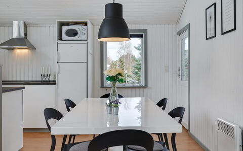 Aiden - 300M from the Sea: Mobilia, Interior Design, Pavimentazione, Legna, Soffitto, Lampada, Pavimento, Cucina & Sala Da Pranzo Tavolo, Sedia, Sala Da Pranzo