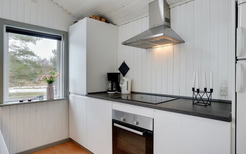Aiden - 300M from the Sea: Cucina, Legna, Pavimentazione, Elettrodomestico Da Cucina, Controsoffitto, Interior Design, Apparecchio Major, Soffitto, Elettrodomestico, Pavimento