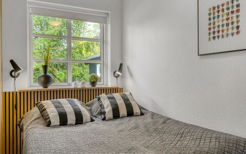 Christina - 300M to the Fjord: Letto, Camera Da Letto, Interior Design, Legna, Bedding, Lenzuolo, Mobilia, Pavimentazione, Pavimento, Telaio Del Letto