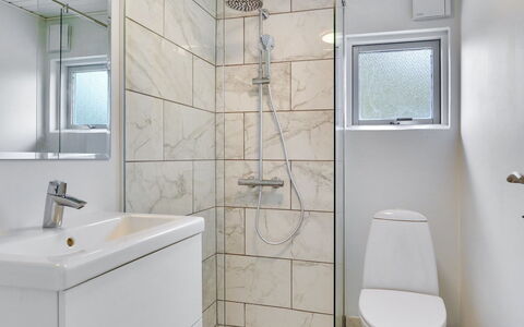 Nina - 700M to the Fjord: Bagno, Pavimentazione, Idraulico Fixture, Interior Design, Pavimento, Gabinetto, Toilet Seat, Soffitto, Idraulico, Piastrella