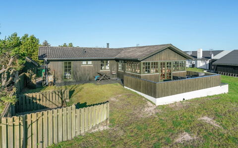 Annabell - 150M from the Sea: Zona Residenziale, Tetto, Sobborgo, Driveway, Estate, Camino