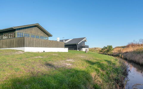 Annabell - 150M from the Sea: Zona Residenziale, Tetto, Sobborgo, Driveway, Estate, Camino