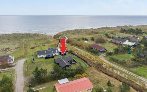 Annabell - 150M from the Sea: Zona Residenziale, Tetto, Sobborgo, Driveway, Estate, Camino