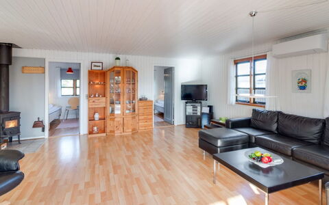 Annabell - 150M from the Sea: Zona Residenziale, Tetto, Sobborgo, Driveway, Estate, Camino