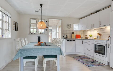 Skaghe - 200M from the Sea: Mobilia, Interior Design, Pavimentazione, Lampada, Cucina, Soffitto, Legna, Pavimento, Controsoffitto, Sedia
