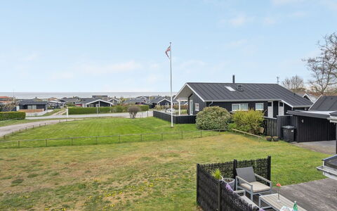 Aarto - 250M from the Sea: Tetto, Casa, Casa, Villetta, Raccordo, Estate, Driveway, Edifici Giardino, Cortile, Capannone