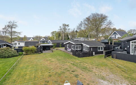 Aarto - 250M from the Sea: Tetto, Casa, Casa, Villetta, Raccordo, Estate, Driveway, Edifici Giardino, Cortile, Capannone