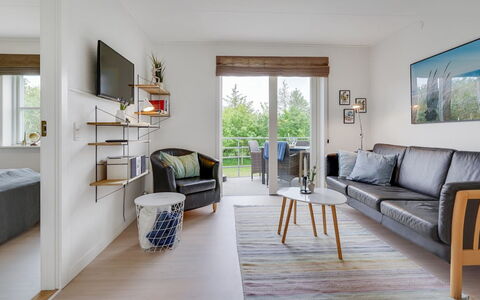 Sipi - 100M from the Sea: Mobilia, Interior Design, Pavimentazione, Legna, Pavimento, Divano, Sedia, Soggiorno, Pavimento In Legno, Tavolo