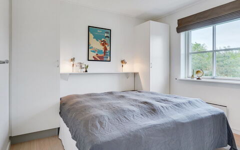 Sipi - 100M from the Sea: Letto, Camera Da Letto, Mobilia, Interior Design, Bedding, Lenzuolo, Legna, Pavimentazione, Soffitto, Pavimento