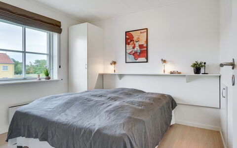 Sipi - 100M from the Sea: Letto, Mobilia, Camera Da Letto, Interior Design, Legna, Pavimentazione, Pavimento, Soffitto, Bedding, Lenzuolo