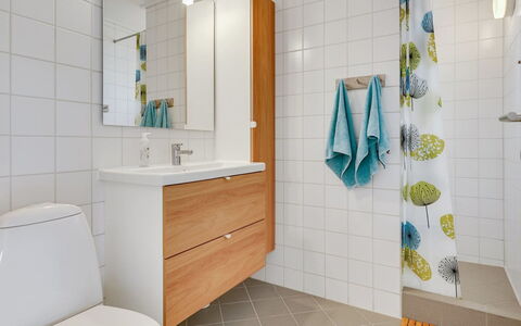 Sipi - 100M from the Sea: Bagno, Pavimentazione, Idraulico Fixture, Pavimento, Interior Design, Lavandino Del Bagno, Lavello, Gabinetto, Mobiletto Del Bagno, Toilet Seat