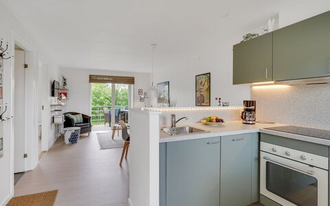 Sipi - 100M from the Sea: Cucina, Mobilia, Controsoffitto, Interior Design, Pavimentazione, Elettrodomestico Da Cucina, Cabinetry, Pavimento, Legna, Apparecchio Major