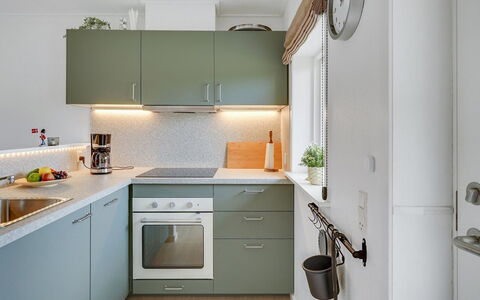 Sipi - 100M from the Sea: Cucina, Elettrodomestico Da Cucina, Controsoffitto, Mobilia, Interior Design, Apparecchio Major, Cabinetry, Pavimentazione, Legna, Cucina Stufa