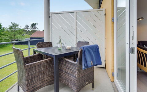 Sipi - 100M from the Sea: Mobilia, Legna, Sedia, Pavimentazione, Pavimento, Mobili Da Esterno, Shade, Color Legno, Balcone, Bicchiere