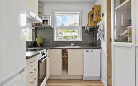 Kjartan - 1.2Km from the Sea: Elettrodomestico Da Cucina, Cucina, Apparecchio Major, Legna, Controsoffitto, Interior Design, Elettrodomestico, Pavimentazione, Frigorifero, Cabinetry