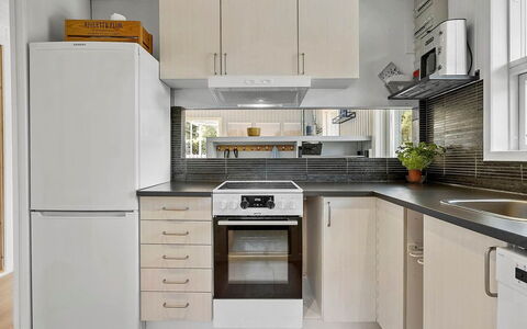 Kjartan - 1.2Km from the Sea: Elettrodomestico Da Cucina, Cucina, Controsoffitto, Cabinetry, Apparecchio Major, Elettrodomestico, Mobilia, Pavimentazione, Interior Design, Legna