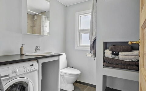 Kjartan - 1.2Km from the Sea: Lavatrice, Idraulico Fixture, Pavimentazione, Pavimento, Bagno, Interior Design, Asciugatrice, Lavello, Soffitto, Lavanderia