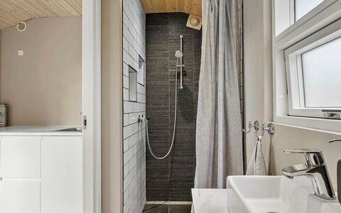 Kjartan - 1.2Km from the Sea: Pavimentazione, Parete, Interior Design, Idraulico Fixture, Pavimento, Legna, Bagno, Lavello, Soffitto, Rubinetto