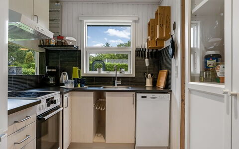 Kjartan - 1.2Km from the Sea: Tetto, Casa, Casa, Villetta, Raccordo, Estate, Driveway, Edifici Giardino, Cortile, Capannone