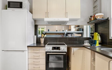 Kjartan - 1.2Km from the Sea: Elettrodomestico Da Cucina, Cucina, Controsoffitto, Mobilia, Apparecchio Major, Cabinetry, Elettrodomestico, Interior Design, Cucina Stufa, Pavimentazione