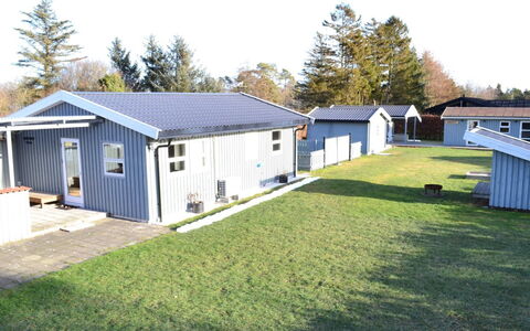 Kjartan - 1.2Km from the Sea: Tetto, Casa, Casa, Villetta, Raccordo, Estate, Driveway, Edifici Giardino, Cortile, Capannone