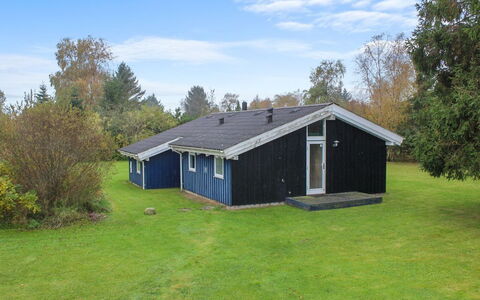 Danika - 800M from the Sea: Tetto, Casa, Lotto, Casa, Villetta, Estate, Edifici Giardino, Shade, Log Cabin, Landscaping