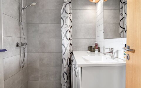 Jannus - 550M from the Sea: Interior Design, Idraulico Fixture, Pavimentazione, Pavimento, Bagno, Idraulico, Rubinetto, Piastrella, Camera, Lavello