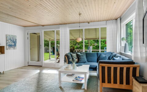 Fergie - 400M from the Sea: Interior Design, Pavimentazione, Legna, Pavimento, Mobilia, Soffitto, Pavimento In Legno, Casa, Soggiorno, Divano