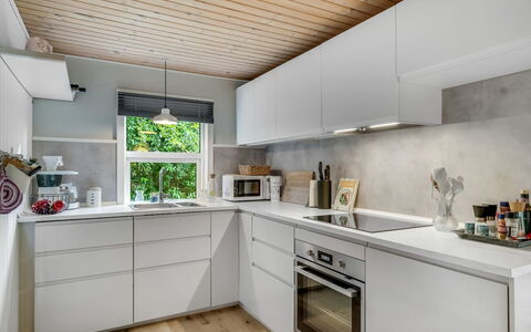 Fergie - 400M from the Sea: Cucina, Elettrodomestico Da Cucina, Controsoffitto, Cabinetry, Pavimentazione, Interior Design, Apparecchio Major, Legna, Elettrodomestico, Soffitto