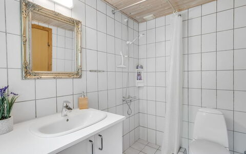 Fergie - 400M from the Sea: Idraulico Fixture, Pavimentazione, Bagno, Pavimento, Lavandino Del Bagno, Interior Design, Lavello, Idraulico, Rubinetto, Camera