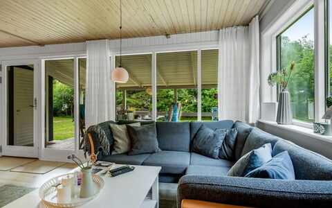 Fergie - 400M from the Sea: Mobilia, Interior Design, Divano, Pavimentazione, Legna, Pavimento, Soffitto, Soggiorno, Casa, Illuminazione