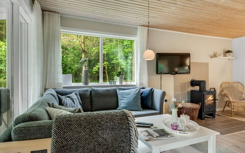 Fergie - 400M from the Sea: Mobilia, Interior Design, Divano, Pavimentazione, Legna, Soggiorno, Pavimento, Soffitto, Camera, Casa