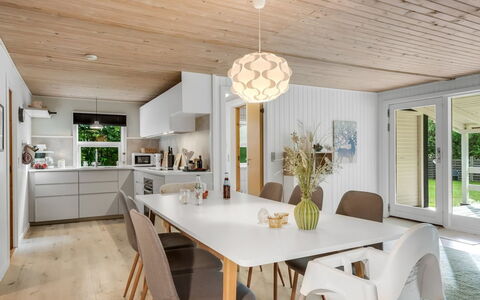 Fergie - 400M from the Sea: Interior Design, Pavimentazione, Mobilia, Legna, Pavimento, Soffitto, Lampada, Cucina & Sala Da Pranzo Tavolo, Pavimento In Legno, Sala Da Pranzo